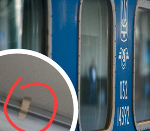 Співробітників "Укрзалізниці" висміяли в мережі – знайшли нове застосування пластиру (фото)