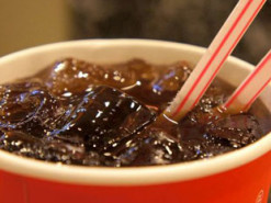 Солодка вода і живіт: тренер пояснив, чому від газованої води товстіють