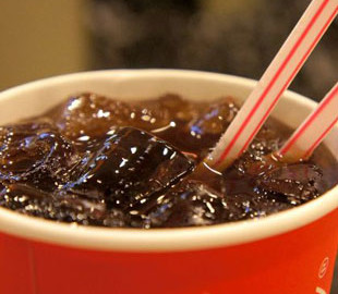 Солодка вода і живіт: тренер пояснив, чому від газованої води товстіють