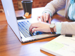 Как не повредить спину сидением за компьютером: три простых упражнения