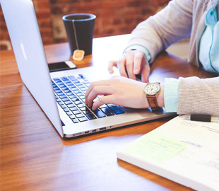 Как не повредить спину сидением за компьютером: три простых упражнения