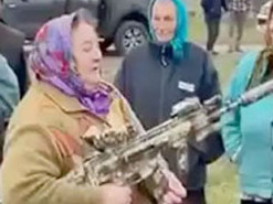 Літня жінка з автоматом на Херсонщині стала зіркою Мережі