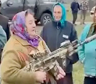Літня жінка з автоматом на Херсонщині стала зіркою Мережі