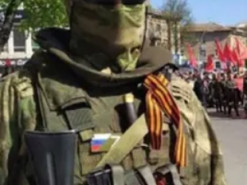 Российские оккупанты торгуют СИМ-картами на блокпостах и жалуются, что им не платят зарплаты