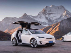 Нові моделі Tesla отримали бездротову зарядку для смартфонів