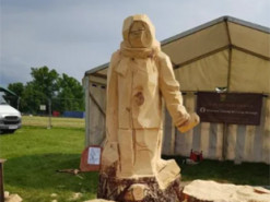 Статуя плачущего украинского мальчика на границе победила на конкурсе в Лондоне: деньги скульптор передал ВСУ. Фото