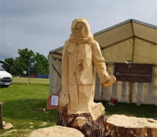 Статуя плачущего украинского мальчика на границе победила на конкурсе в Лондоне: деньги скульптор передал ВСУ. Фото