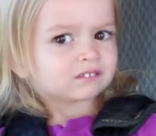 Мама повторила гримасу озадаченной дочки в автомобиле и снова всех насмешила