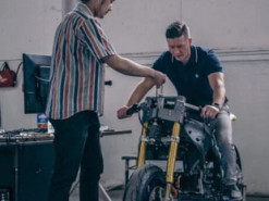 Канадский стартап создает мотоцикл нового поколения с 5G