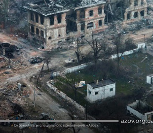 Полк "Азов" показав нове фото з блокадного Маріуполя