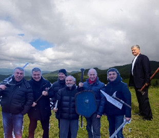 "Игра престолов": снимок Авакова с мечами высмеяли на фотожабах