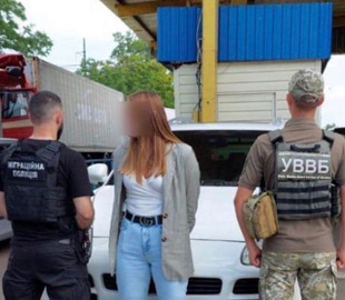 Фіктивний батько. Одеситка організувала незаконну схему для вивозу чоловіків за кордон