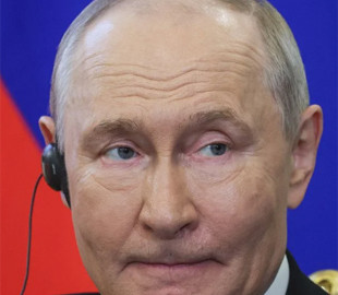Путін осоромився під час голосування: ледь розібрався з електронною системою і сам собі подякував