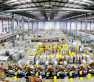 Amazon платит сотрудникам за нахваливание условий работы на складах