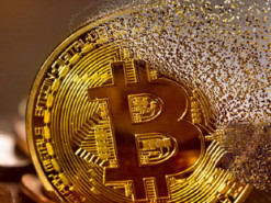 Власти Китая стали блокировать банковские счета из-за «грязных» сделок с биткоином