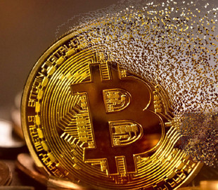 Власти Китая стали блокировать банковские счета из-за «грязных» сделок с биткоином