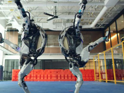 Boston Dynamics показала, как ее работы занимаются гимнастикой