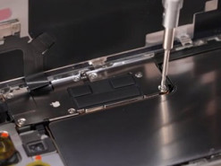 Розбір iPhone 16 Pro підтвердив металеву обгортку батареї та покращене охолодження