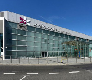 Найбільший аеропорт Польщі перестав пускати росіян в країну: деталі