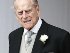 В сети показали редкое фото 17-летнего принца Филиппа с девушкой на пляже