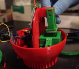 Американец создал миниатюрный 3D-принтер, который печатает новогодние игрушки