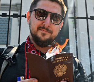 "Россию ненавижу больше, чем сами украинцы": как живут в Украине с российским паспортом