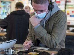 Виниловые пластинки превысили продажи компакт-дисков впервые за 40 лет