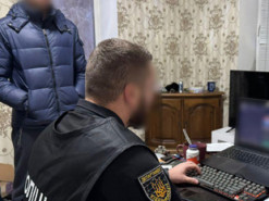Кіберполіцейські викрили групу шахраїв, які ошукали іноземців через соцмережу