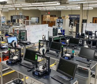 Технология 3D-печати объединяет волонтеров, изготавливающих медицинское оборудование и детали для аппаратов ИВЛ