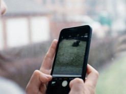 Исследователи научились определять смартфоны по сделанным на них фотографиям