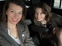 Як дві краплі води: Мілла Йовович поділилася новим фото з донькою