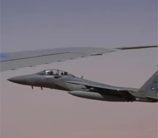 Саудівські винищувачі F-15 ефектно супроводили літак Трампа Air Force One