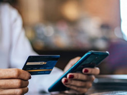 Жінка хотіла придбати меблі в інтернеті, натомість втратила 23 тисячі гривень