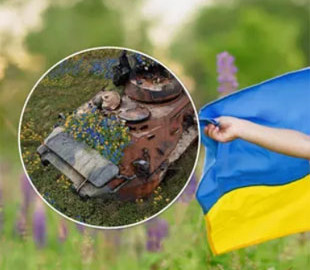 Уничтоженная российская техника в Украине заросла сине-желтыми цветами. Фото