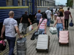 Все больше украинцев решают бежать из осажденных районов, — Reuters