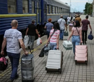 Все больше украинцев решают бежать из осажденных районов, — Reuters