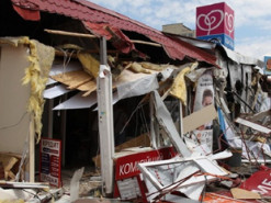 Заважають доступу до бомбосховищ: у Києві зносять МАФи навколо КПІ