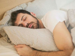 Вчені розповіли, яка щоденна звичка негативно впливає на сон