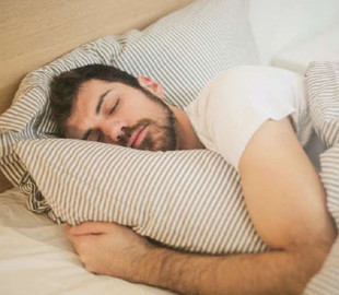 Вчені розповіли, яка щоденна звичка негативно впливає на сон