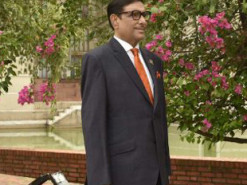 Министр из Бангладеш публикует много однообразных снимков. Он выложил 10 тысяч фото и стал звездой интернета