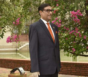 Министр из Бангладеш публикует много однообразных снимков. Он выложил 10 тысяч фото и стал звездой интернета