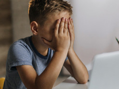 Психологи рассказали, как понять, что ребенок страдает от травли в интернете