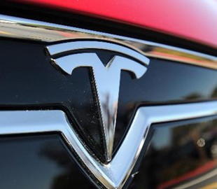 Tesla разрешила исследователям взламывать авто без последствий