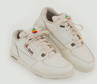 Фирменные кроссовки Apple продали на аукционе за $16 000