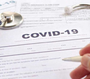 Директора туристичної компанії, який підробляв тести на COVID-19, суд «покарав» умовно