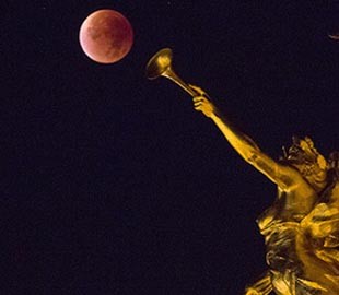 Затмение Луны заставило YouTube-проповедников уверовать в конец света