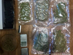 Поліція викрила групу осіб, які займались збутом наркотиків через мережу Інтернет