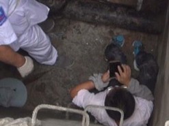 В Китае геймер провалился в люк и сломал коленную чашечку, но продолжил играть на смартфоне 