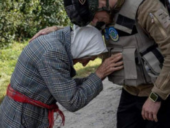 "Не відпускає, доки не візьмемо яблука": фото 92-річної українки зворушили мережу