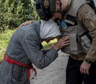 "Не відпускає, доки не візьмемо яблука": фото 92-річної українки зворушили мережу